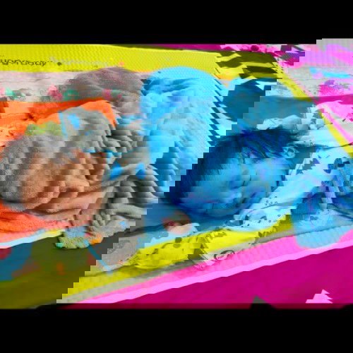 Bayi baru lahir tidur kepala miring