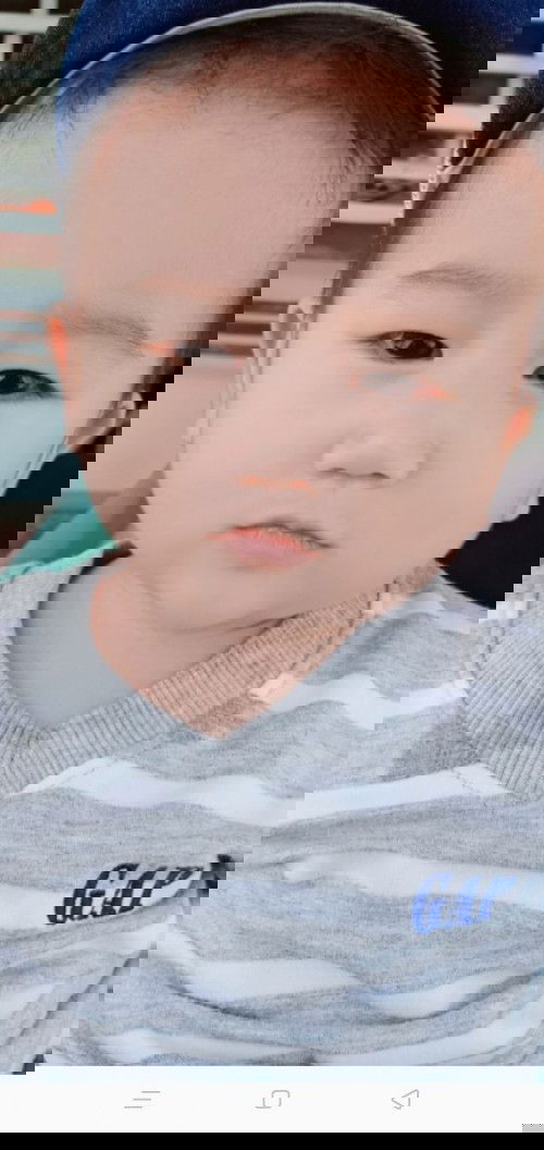 Bé nhà mình đã đc 9m , bé hay lấy tay bấu vào lỗ tai có sao không ạ có cần đi bs không các mom