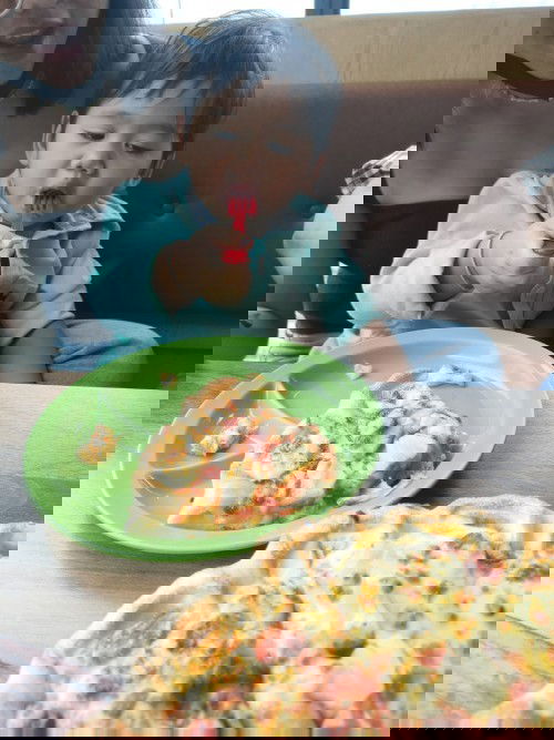 ลูกชาย1ขวบ5เดือน
ชอบร้องไห้ตอนกลางคืนไม่รู้เป็น
เพราะอ่ะไร มีวิธีให้เค้าหลับสนิทแนะนำหน่อยค่ะ🙏🙏🙏