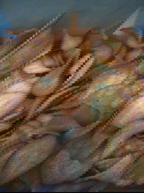 Makan keripik singkong