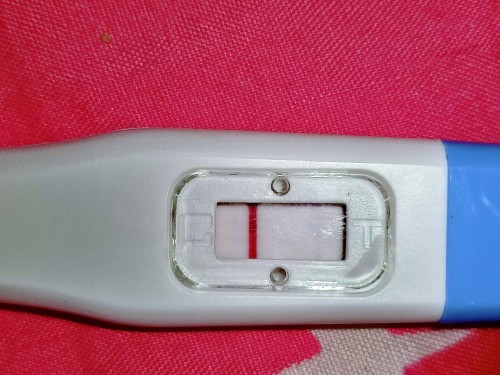 ขึ้นแบบนี้ท้องไหมค่ะ ปจดขาด 6 วันแล้วแต่เราสองขีดจางๆๆค่ะแต่ตัวเราเองไม่แน่ใจค่ะ