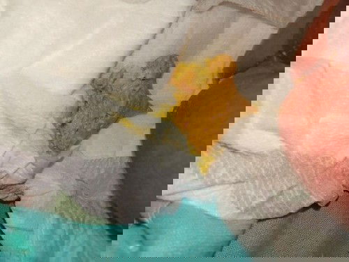 Pasintabi po s kumakain. Okay lang po ba poop ni baby? Formula po sya. 1 week old.