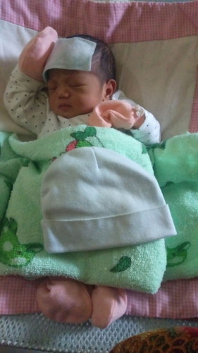 Salam Dan selamat ptg.saya nak tnya..Ada ka normal kalau bayi usia 4hari keluar darah dari kelamin..