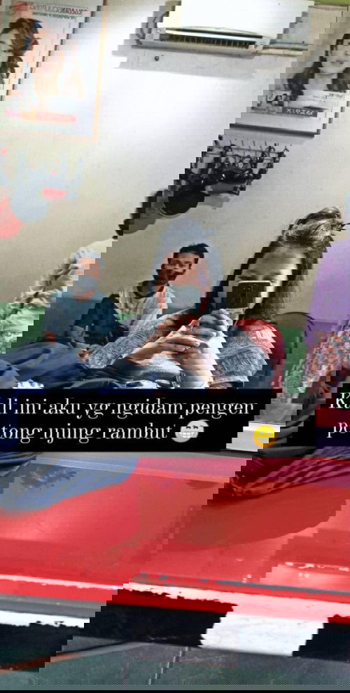 Ibu hamil potong rambut