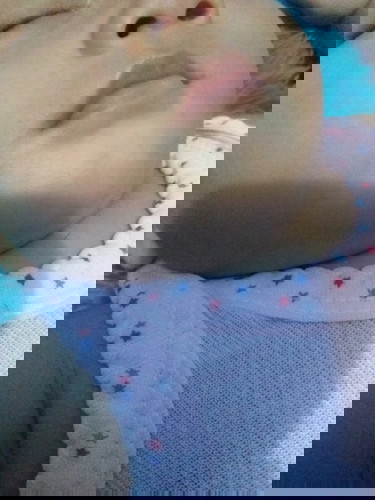 Ini kenapa ya bun kok dibawah mulut anak sya berwrna putih...dikasih apa ya...
.
Ada yang taukah