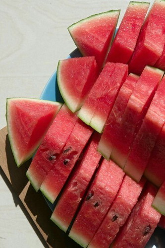 Buat bumill makan semangka boleh nggak bun?