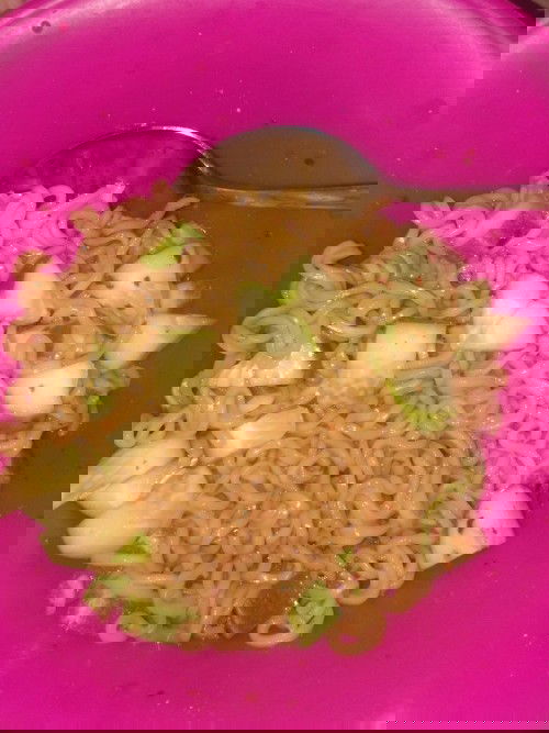 Makan mie sedap goreng