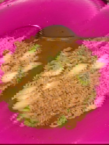 Makan mie sedap goreng