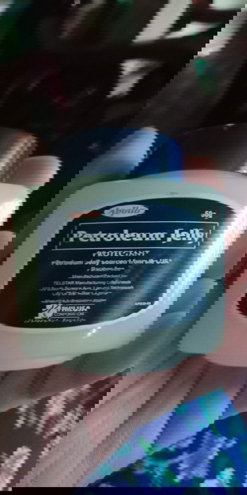 Hello po.. Sino po sa inyo mga momshies ang gumagamit ng ganitong brand ng petroleum jelly? Pwede po