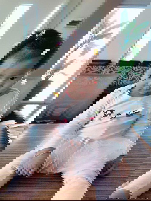 เด็กน้อยกับนมผง