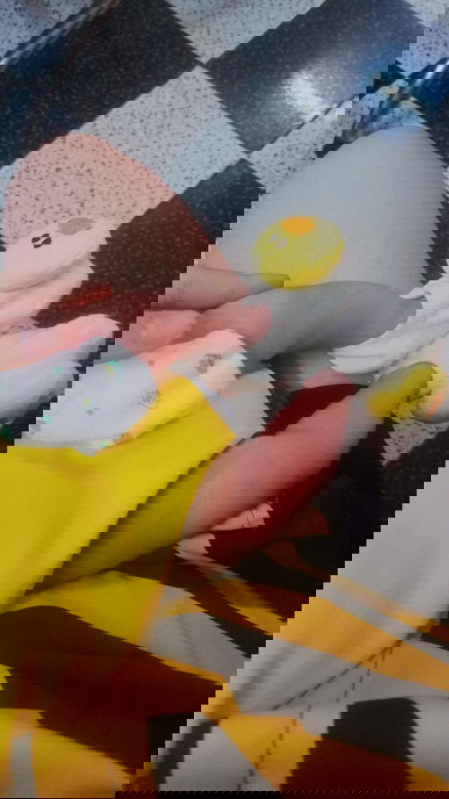 Quấy đêm, ngày ngủ li bì,bú ít(bú k đúng cử)