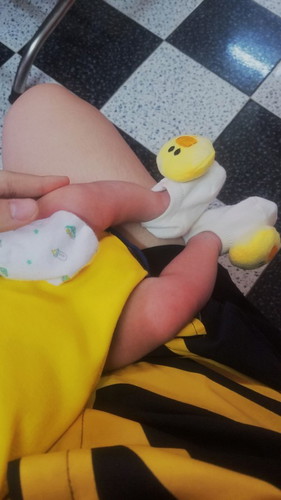 Quấy đêm, ngày ngủ li bì,bú ít(bú k đúng cử)