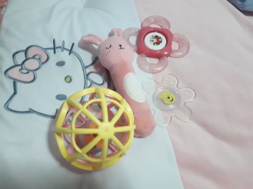 ลูกเล่นของเล่นแล้วโมโหร้องไห้