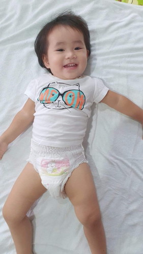 เด็กน้อยยิ้มสดชื่น สบายตัว อารมณ์ดีตลอด เพราะมะม๊ามีตัวช่วยดีๆ ใช้แล้วถูกใจสุดๆ กับผ้าอ้อม MamyPoko