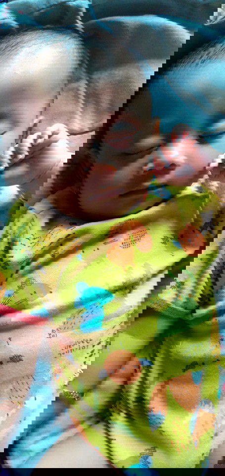 Anak gak mau di gendong mertua.