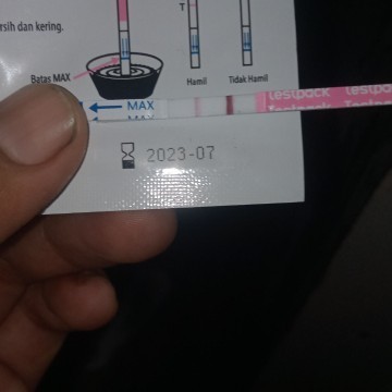 Mau tanya bu,, kalo gini positif atau negatif ya????? Saya udah 2 kali tes hasilnya sama kaya gitu.