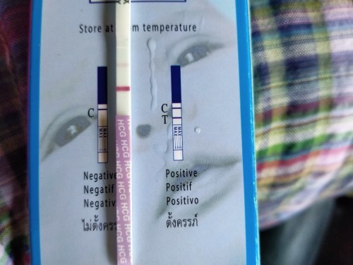 2 สัปดาห์ลองตรวจแล้วขึ้นขีดที่2จางๆค่ะ ขึ้นภายใน 5นาทีดังรูปจะท้องไหมค่ะ จะฝากครรภ์ได้ไหม ค่ะ