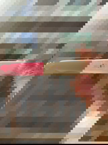 ทิ้งที่ตรวจครรภ์ไว้ ขึ้นสองขีดจางๆ