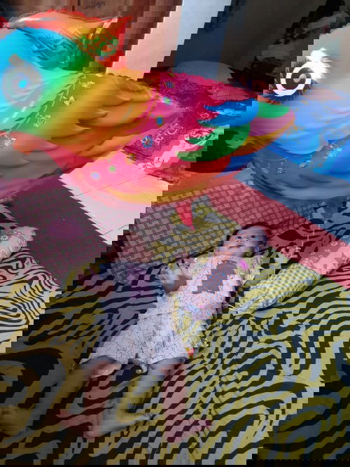 mainan favorit Ayudia adalah balon berbentuk burung