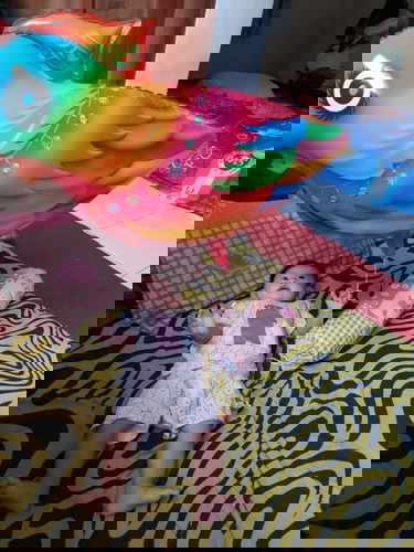 mainan favorit Ayudia adalah balon berbentuk burung