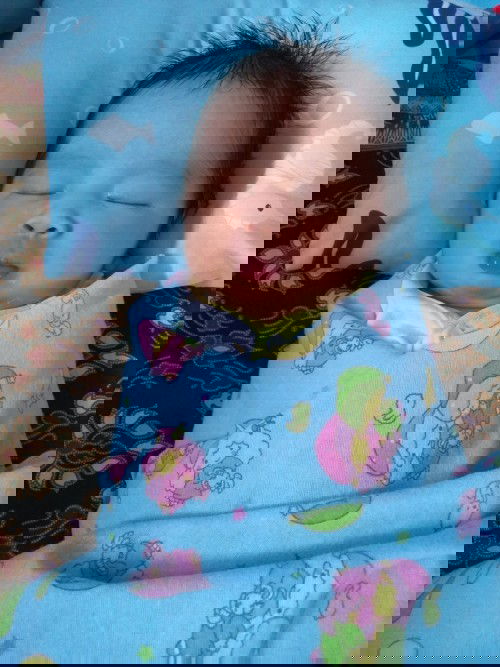 Akhirnya lounching juga bund 
beby boy usia 4day tinggi 48 cm berat 3,5kg😊