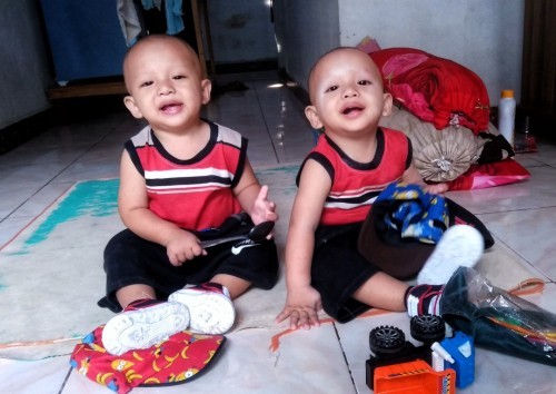 Assalamu'alaikum
Kami si kembar Akhmar dan Akhmal dari medan
Usia kami 1 tahun
Salam kenal yaaahhh