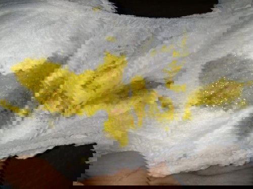 Pup bayi berlendir & ada bercak merah