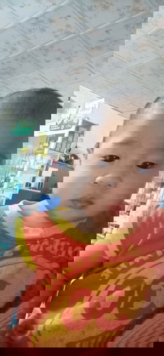 Con mình đã 8 tháng nhưng bé không thích uống sữa ngoài và không chịu ti bình thì phải làm sao ạ