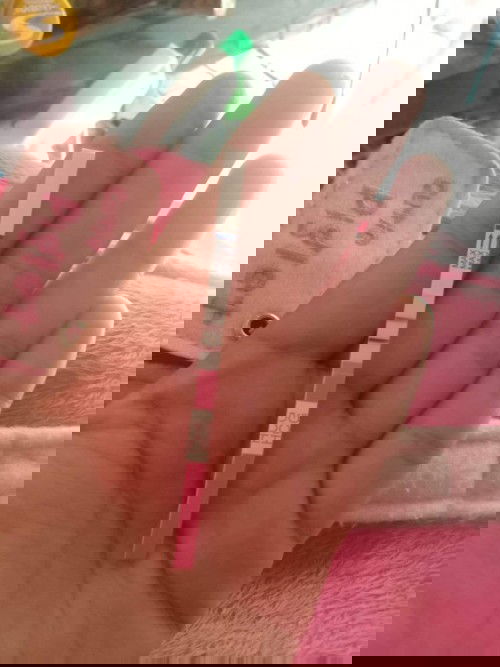 ตรวจครรภ์เอง แบบตัวจุ่มเทส ขึ้นสองขีดค่ะ เลยไปฝากครรภ์ ที่แรกที่ไปคือตรวจฟันโดนหมอดุเลยคะ ว่าข้ามขั้