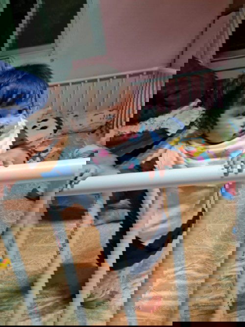 น้องเเค่ยืนได้ไม่กี่วิค่ะเเละยืนจับ