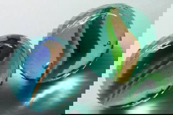 Kelereng
Saya dulu seneng banget mainan kelereng sampe tidur kadang di kekep takut di ambil emak