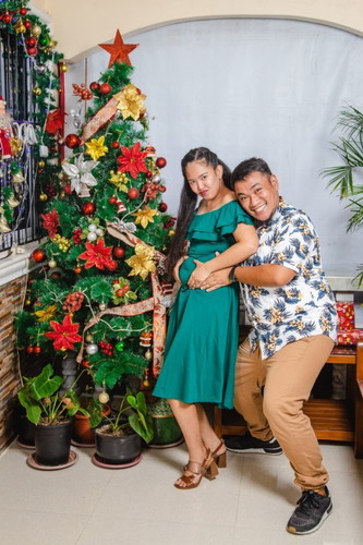 Happy holidays mga kamomsh. Patingin nmn ako ng family photo nyo this Christmas. 10w2d po kami.