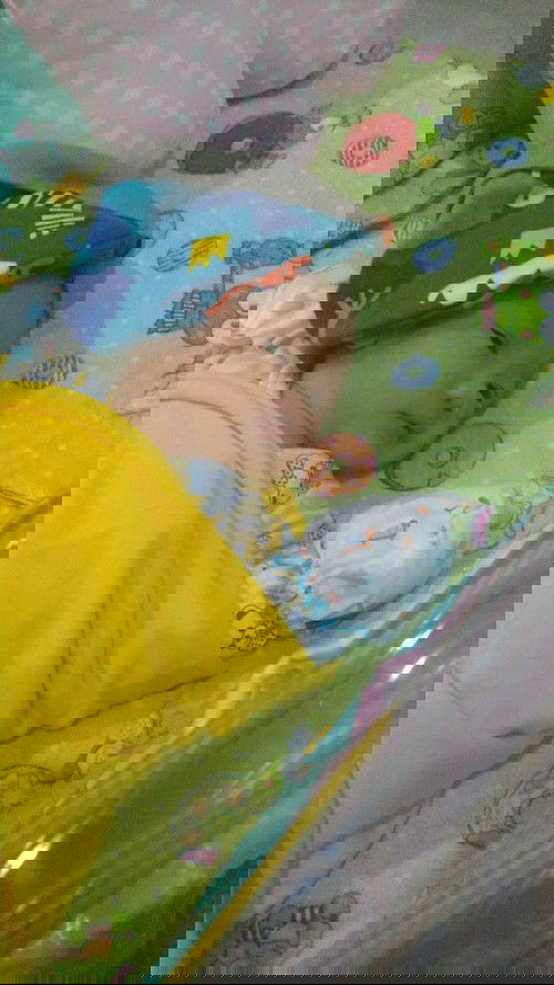 Hpl maju sebulan karena preeklamsi bb bayi hanya 2100
Lahir cesar
Sampe skrg kaki msh bengkak