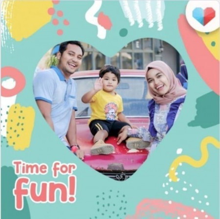 Lucunya ekspresi si kecil saat foto keluarga. Dari muka manis sampai muka jail 👶