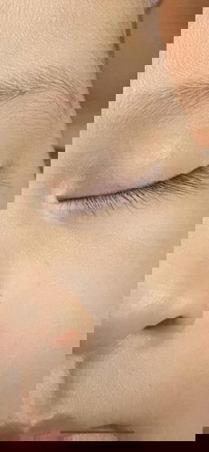 Kelopak mata bayi warna putih