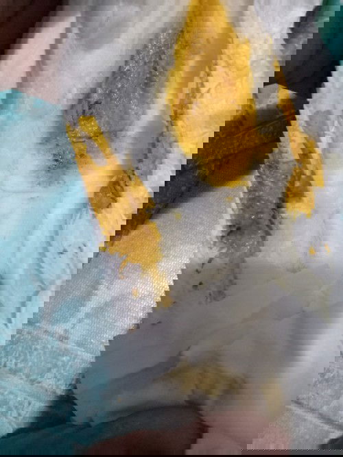 Hi po ask ko lang po normal lang po ba yung popo ng anak kp parang maymalilit itim ??#