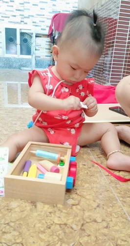 Vừa nhận đc quà của Tap ẻm thích thú chơi say mê luôn