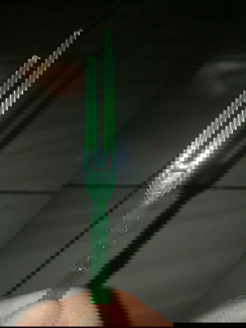 Anak makan potongan garpu kue