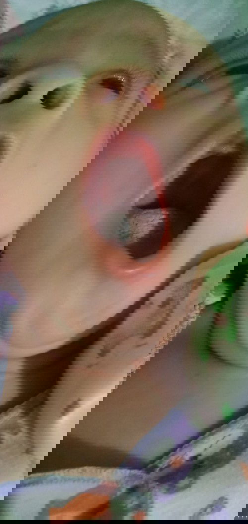 membersihkan lidah bayi