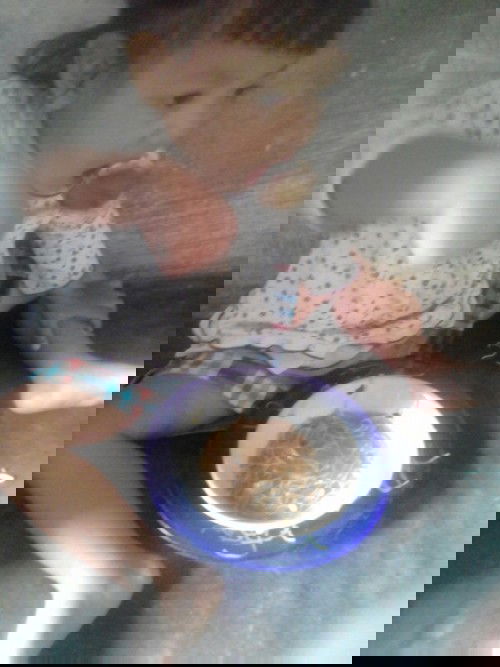 alhAmdulillah  ank gadis kecil ku 
    dari umur 10 bulan sampe umur nya 2 tahun udh bisa mkn sndiri