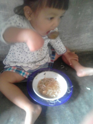 alhAmdulillah ank gadis kecil ku
dari umur 10 bulan sampe umur nya 2 tahun udh bisa mkn sndiri
