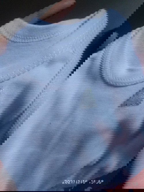 Ilangin bekas stiker hologram di kaos dalam