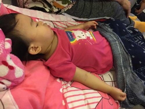 อยากสอบถามหน่อยค่ะ ใครเป็นบ้าง ลูกนอนกลางวันยาวเหมือนนอนกลางคืนเลยค่ะ นอนตั้งแต่บ่ายสามโมงถึงทุ่มนึ่งยังไม่ยอมตื่นเลยค่ะ คิดว่ามันแปลกๆมั้ยคะ