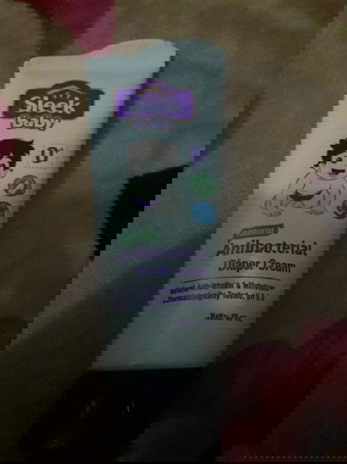 Anak saya di sekitar lipat paha dan kelaminnya merah dan ada beruntusan kecil kecil..