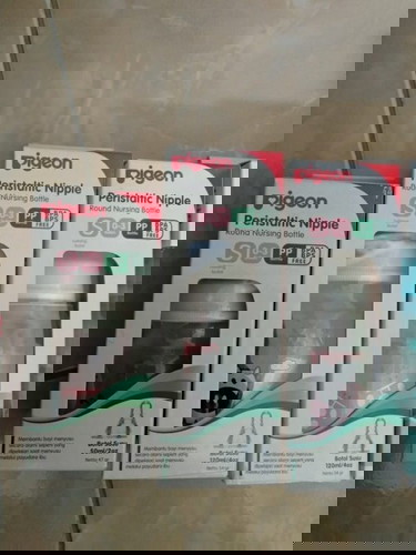 Ada yg mau adopsi botol dan sepatu bayi?