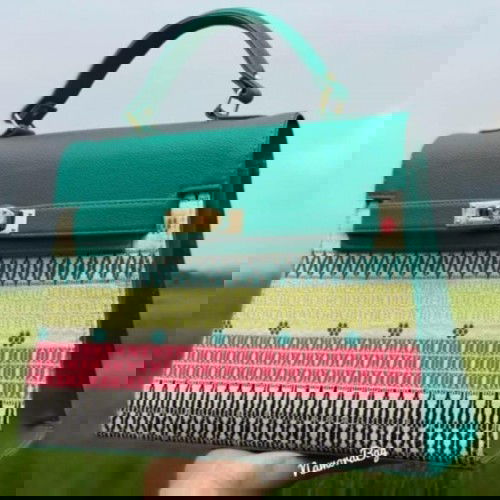 Menjual Tas Etnik Ulos