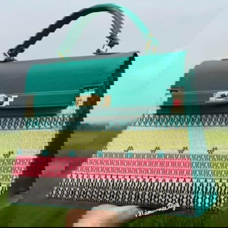 Menjual Tas Etnik Ulos