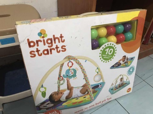 Bright star play mat with balls