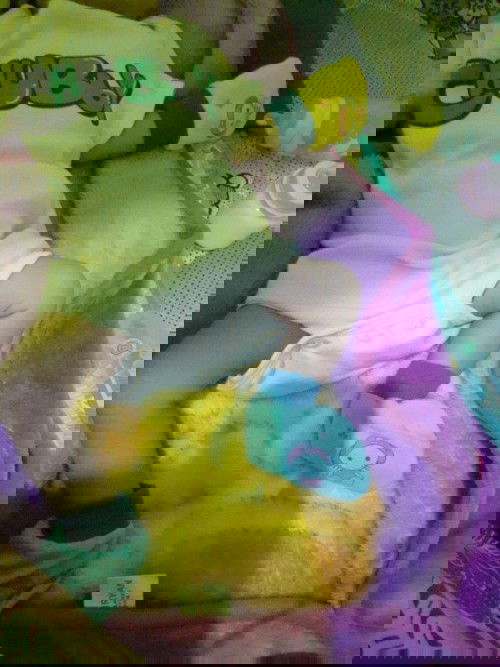 Anak saya 1 bulan 18 hari tapi anak saya gamau di bedong apa nanti ngaruh sama kaki nya .. Soalnya mertua saya bilang nanti jalan nya kaki nya ngangkang kalau ga jalan pingwin apakah itu betul  baru anak pertama soalnya 
#serius nanya #jangandibully