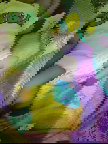 Anak saya 1 bulan 18 hari tapi anak saya gamau di bedong apa nanti ngaruh sama kaki nya .. Soalnya mertua saya bilang nanti jalan nya kaki nya ngangkang kalau ga jalan pingwin apakah itu betul baru anak pertama soalnya
#serius nanya #jangandibully